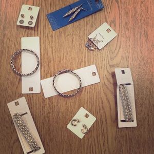 NIB bundle of women’s jewelry- goldtone MSRP $75💎